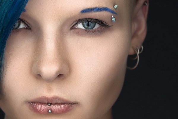 пирсинг на брови