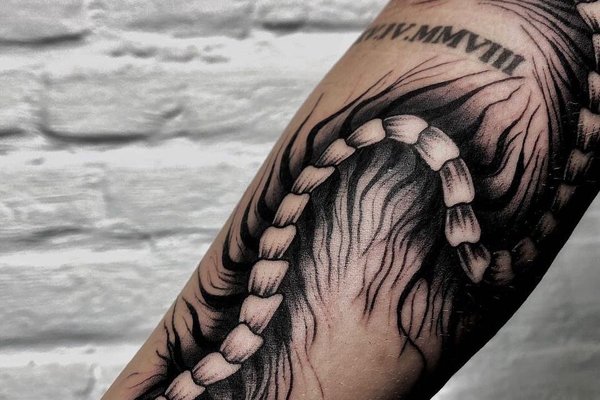 Мужские тату на плече