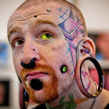 Тату на очному яблуці