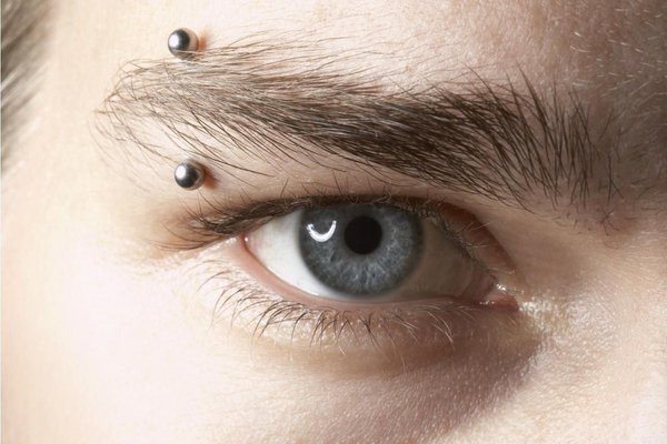 Пірсинг брови