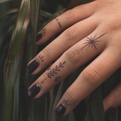 Тату на пальці жіночі