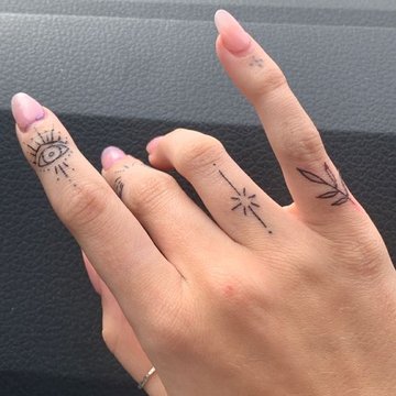 Тату на пальці жіночі