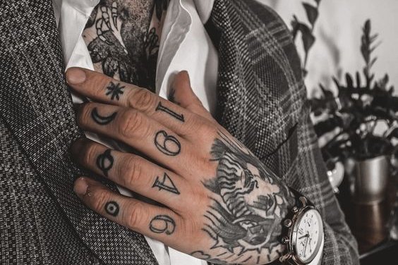 тату на кисть чоловічі