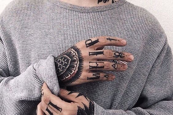 тату на кисть мужские