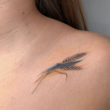 Женские тату на ключице