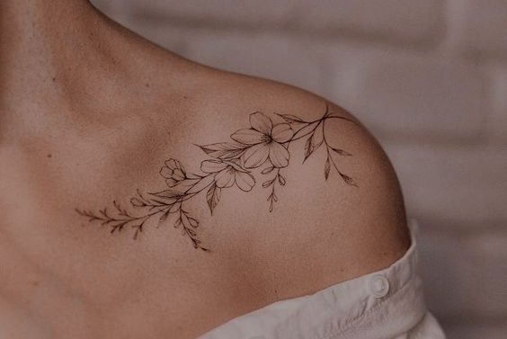 Женские тату на ключице