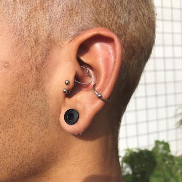 мужское ухо прокол - трагус