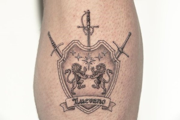 Чёрно-белый эскиз тату щита с мечами