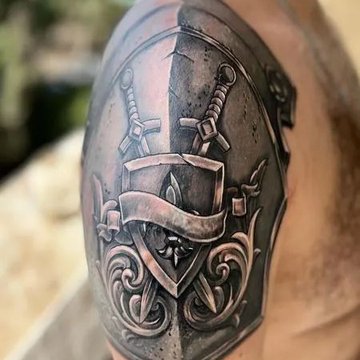 Чёрно-белый эскиз тату щита с мечами