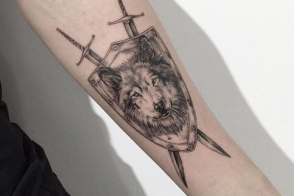 Щит с изображением волка на мужской руке