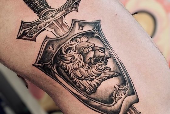 Щит с гербом – идея татуировки с фамильным символом