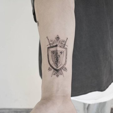 Минималистичное черно-белое тату щита